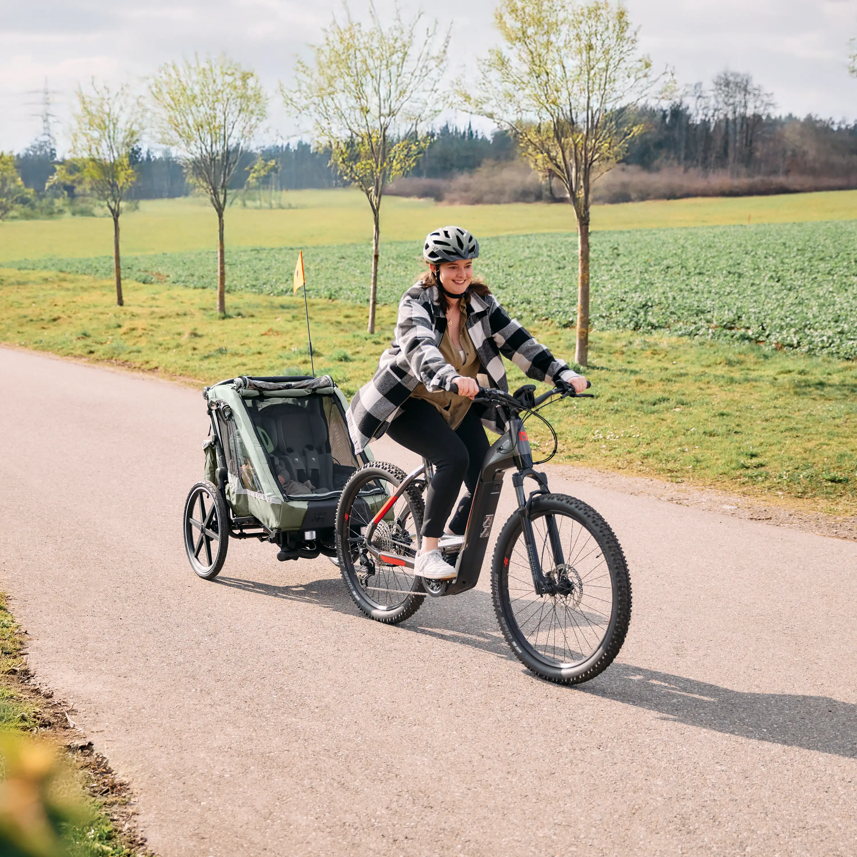 Helme auf beim Fahrradanhänger